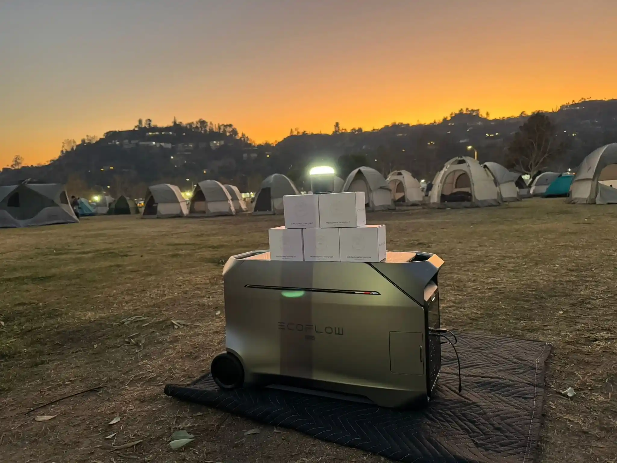 Estación de energía EcoFlow Delta Pro Ultra brindando respaldo eléctrico en un campamento al aire libre al atardecer.