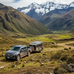 Camioneta con tráiler equipado con paneles solares en los Andes