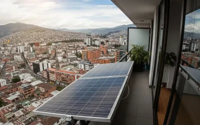 Panel solar instalado en el balcón de un departamento con vista a la ciudad.